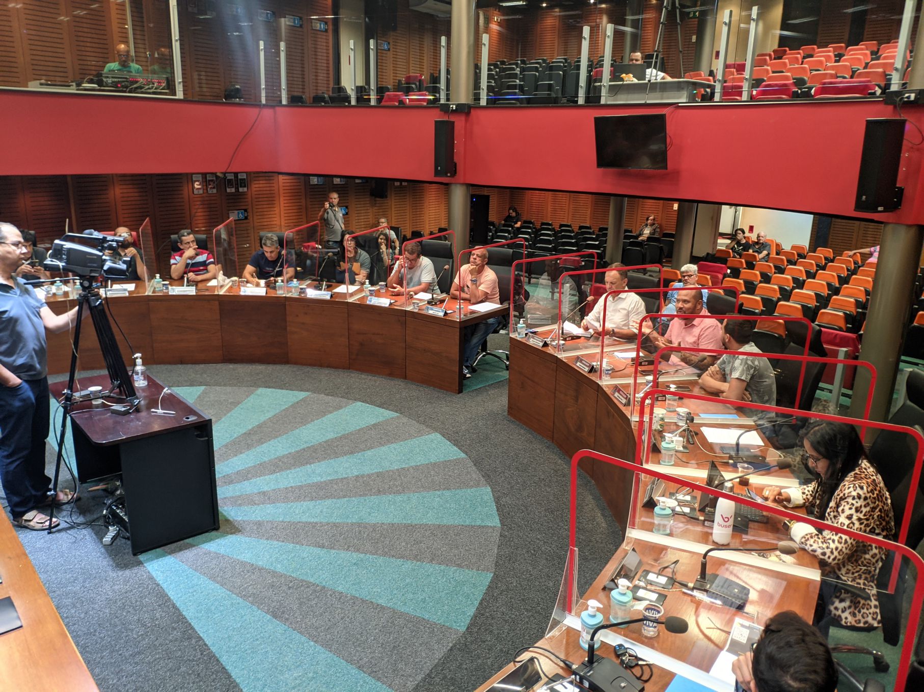 Vereadores reunidos em plen&aacute;rio.